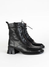 Load image into Gallery viewer, Paar eines modischen Bikerboots mit Karreeleisten aus schwarzem Leder mit pinkfarbenen Nähten sowie pinkfarbenem Lederfutter