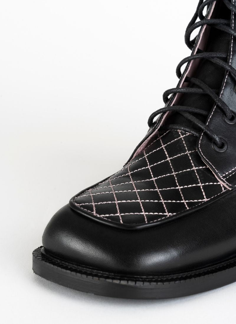 Schuhspitze eines Bikerboots mit Schnürung in Karreeform sowie mit pinkfarbenen Kontrastnähten im Quilted-Look