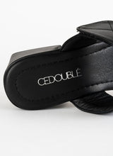 Load image into Gallery viewer, Detailfoto einer eleganten jedoch alltagstauglichen Sandalette aus Glattleder in schwarz mit weich gepolsterter Decksohle, die mit einem silberfarbenen CEDOUBLÉ Logo bedruckt ist