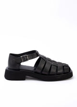 Load image into Gallery viewer, Unisex Fisherman-Sandale aus schwarzem, butterweichem Echtleder mit geschlossener Schuhspitze- und Kappe.