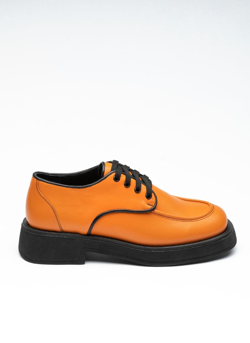 Seitenansicht eines orangefarbenen Unisex-Schnürers aus Leder