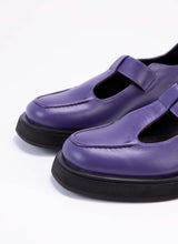 Load image into Gallery viewer, Detailaufnahme eines lilafarbenen Lederschuhs. Zu sehen ist die Schuhspitze mit der schwarzen Wulstnaht. Außerdem sind die Aussparungen auf dem Fußrücken zu erkennen, die das Modell zu einem typischen Mary Jane Shoe machen.