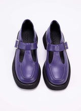 Load image into Gallery viewer, Draufsicht eines Schuhs aus lila Echtleder mit schwarzer Plateaushohle. Gut zu erkennen ist das Schaftdesign, das mit dem T-Steg dem eines typischen Mary Jane Shoes entspricht und an den Schoolgirl-Look erinnert.