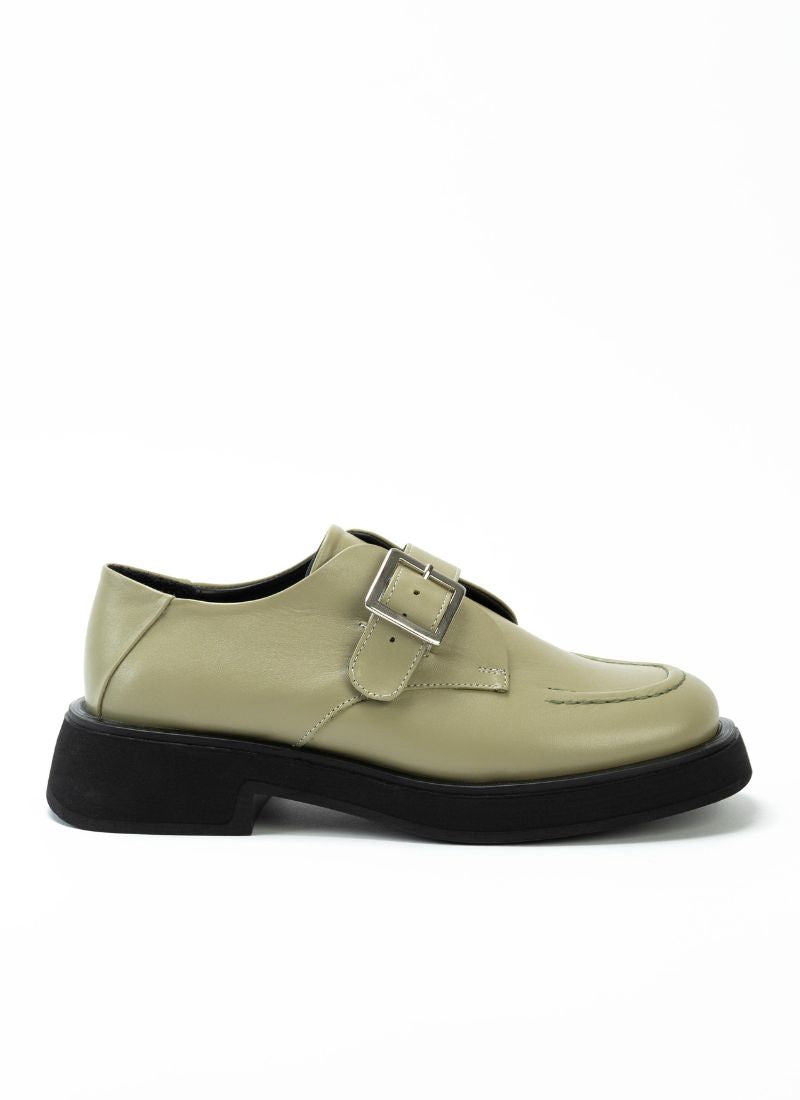 Lindgrüner Lederschuh mit Monk-Schnalle mit schwarzer Laufsohle und dezentem Plateau.
