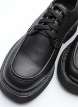 Load image into Gallery viewer,  Schwarzer, klassischer Halbschuh aus Leder mit Schnürung. Das Modell ist insgesamt zeitlos und schlicht gehalten, hat aber durch die ebenfalls schwarze Lederpaspel ein ausgereiftes Design. Der Schuh ist für Frauen und Männer gleichermaßen gut tragbar.