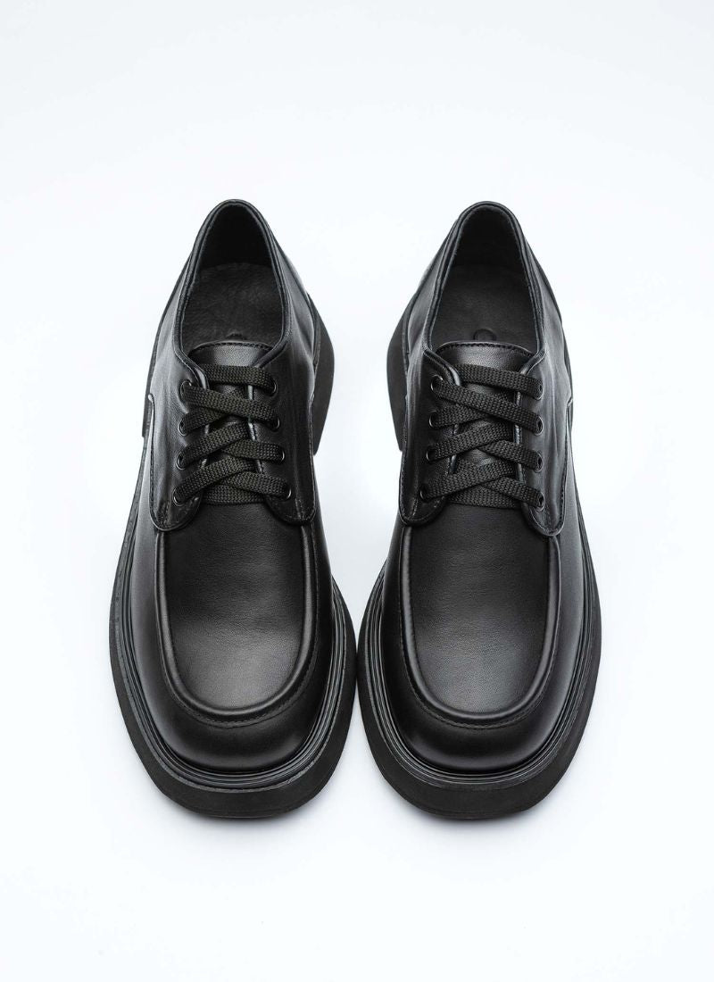 Ein Paar Unisex-Schnürschuhe aus hochwertigem Echtleder in komplett schwarz