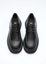 Load image into Gallery viewer, Ein Paar Unisex-Schnürschuhe aus hochwertigem Echtleder in komplett schwarz