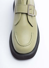 Load image into Gallery viewer, Front eines Halbschuhmodells aus dem Hause Cedoublé. Es handelt sich hier um einen unisex Schuh aus bestem Echtleder in der außergewöhnlichen Farbe Matcha Grün. Besonderes Designdetail sind die dezente Plateausohle sowie die charmante Wulstnaht auf der Schuhspitze.