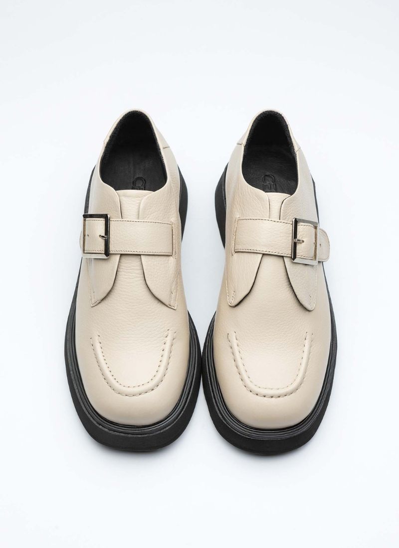 Unisex Monk aus genarbtem Leder in off-white mit schwarzer Laufsohle chunky