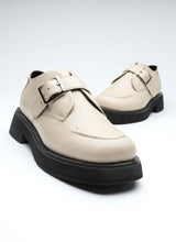 Load image into Gallery viewer, Hell cremefarbener Halbschuh mit einer Schnalle aus hochwertigem, leicht genarbtem Leder.