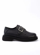 Load image into Gallery viewer, Klassisch-cooler Unisex-Schuhs aus zeitlosem, schwarzem Leder mit Riemen und Schnalle, die Schuhspitze ist eine Mischung aus Karree und rund.