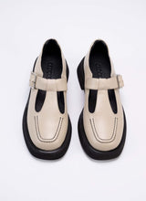 Load image into Gallery viewer, Produktfoto von einem Paar Lederschuhe im Mary Jane Stil in hellem Cremeton mit subtilem Schimmer. Die Sohle, das Futter und die Ziernähte auf der Schuhfront sind schwarz.