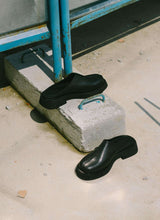 Load image into Gallery viewer, Moderner unisex Lederclog in schwarz mit edler Mittelnaht und einer groben Kontrastsohle