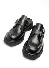 Load image into Gallery viewer, Ein Paar Clogs aus Leder. Die Schuhe sind typisch für einen Clog vorne geschlossen und hinten offen. Es handelt sich um schwarzes, hochwertiges Echtleder, die Front wird geziert von einer weißen Kontrastnaht. Über den Spann verläuft eine silberfarbene Monk-Schnalle.