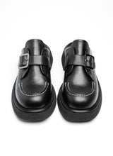 Load image into Gallery viewer, Zwei parallel zueinender stehende Clogs aus schwarzem Leder. Im Fokus stehen die abgerundete Karreeform sowie die weiße Kontrastnaht auf der Schuhspitze.