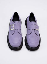 Load image into Gallery viewer, Draufsicht eines Unisex Schuhs, der in vielen Größen für Männer und Frauen erhältlich ist. Gut zu erkennen ist das lavendelfarbene Echtleder sowie das schwarze Lederfutter. Das Modell verfügt über einen Riegel über dem Spann. Dieser Riemen besitzt eine silberfarbene Schnalle.