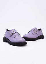 Load image into Gallery viewer, Halbschuhe in hellem Lila aus Echtleder mit interessanter Naht auf der Front. Der Schuhtyp nennt sich Monk. Monk-Schuhe haben in der Regel ein oder zwei Schnallen. Die Schuhe sind mit schwarzem, atmungsaktivem Leder gefüttert.