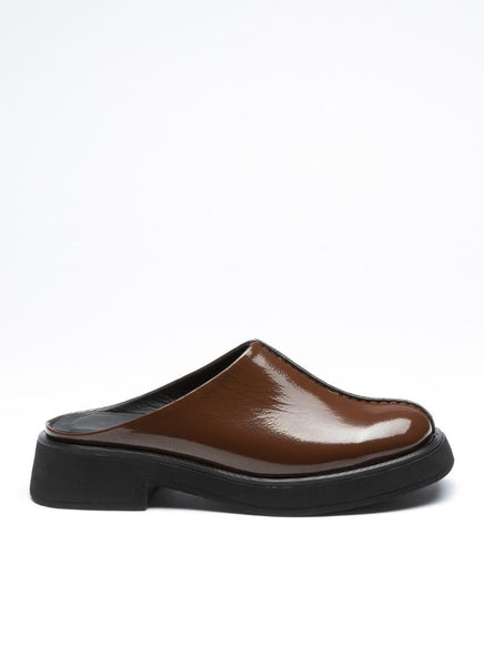 Edler Clog in schokobraun aus weichem Knautschlackleder