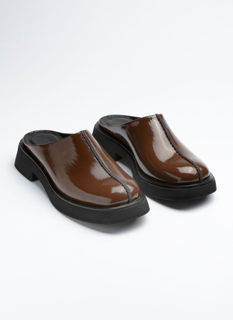 Moderner Unisex-Clog aus edlem Knautschlackleder in schokobraun mit Mittelnaht