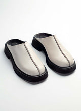Load image into Gallery viewer, Chunky Unisex-Clog in cremeweiß mit abgesetzter Mittelnaht in schwarz