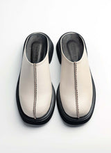 Load image into Gallery viewer, Schlichter unisex Lederclog mit Mittelnaht in cremeweiß