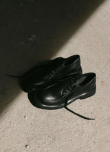 Lade das Bild in den Galerie-Viewer, Schlicht-schwarzer unisex Schnürschuh im Halbschatten
