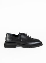 Load image into Gallery viewer, Produktfoto eines burschikosen Leder Derbys mit Oxford-Schnürung und ausgeprägter Laufsohle in schwarz. Eine asymmetrische Naht ziert die Schuhfront