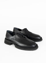 Load image into Gallery viewer, Produktfoto eines schwarzen Derbys aus Leder mit Oxford-Schnürung und ausgeprägter Laufsohle. Eine asymmetrische Naht ziert die Schuhfront