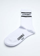 Load image into Gallery viewer, Produktfoto einer Tennissocke aus organic cotton in weiß mit schwarzen Details wie dem Logo des Herstellers Cedoublé. Tragbar für alle Geschlechter. Die Socke hat eine mittlere Länge.