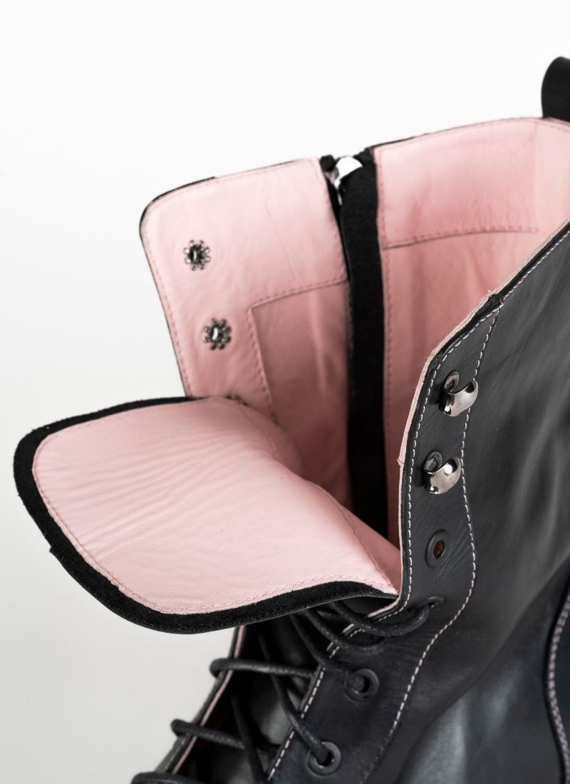 Schwarzer Schnürboot aus Leder mit Karree Leisten und pinkfarbenen Kontrastnähten in der Front sowie einem pinkfarbenen Innenfutter aus Leder.