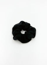 Lade das Bild in den Galerie-Viewer, Haargummi aus reinem Cashmere-Strick in schwarz. Es handelt sich um ein luxuriöses Accessoire für die Haare.

