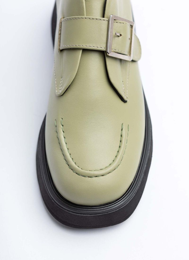 Front eines Halbschuhmodells aus dem Hause Cedoublé. Es handelt sich hier um einen unisex Schuh aus bestem Echtleder in der außergewöhnlichen Farbe Matcha Grün. Besonderes Designdetail sind die dezente Plateausohle sowie die charmante Wulstnaht auf der Schuhspitze.