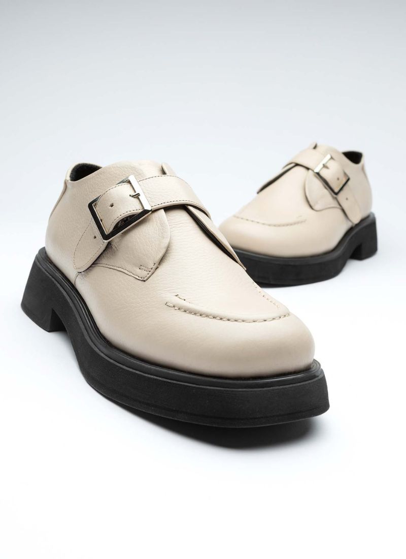 Hell cremefarbener Halbschuh mit einer Schnalle aus hochwertigem, leicht genarbtem Leder.