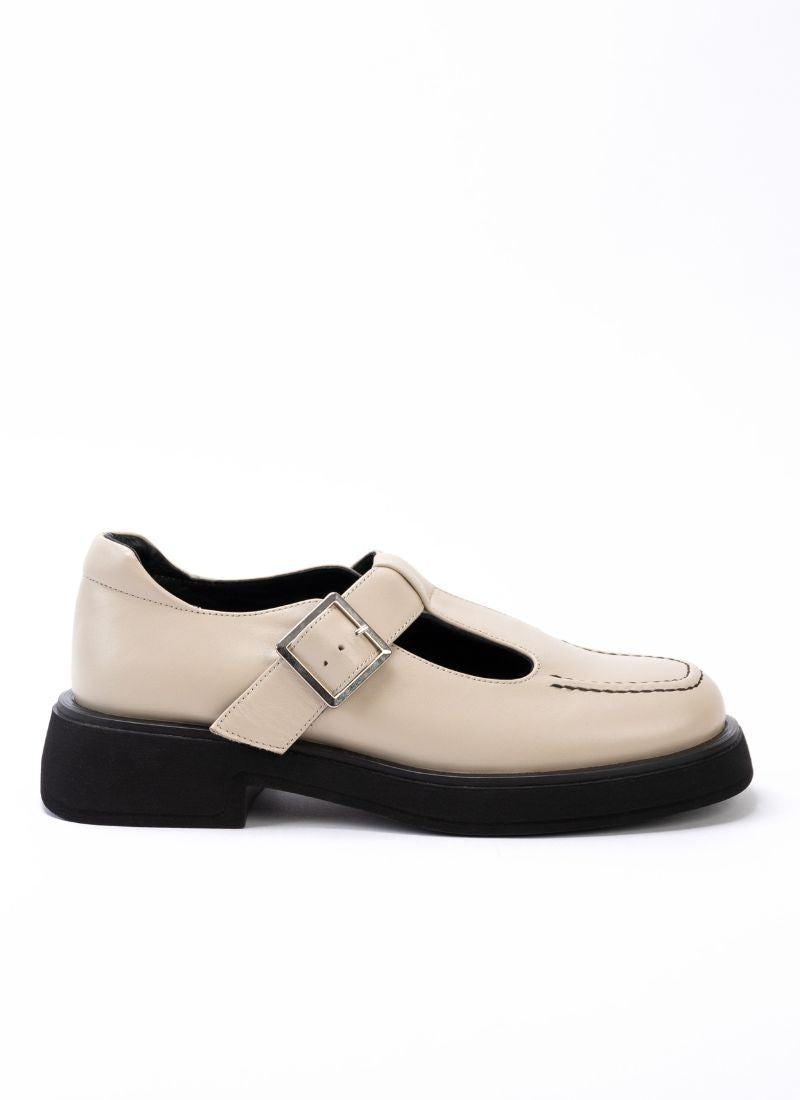 Mary Jane Schuhs aus sahneweißem Leder mit leichter Plateausohle.
