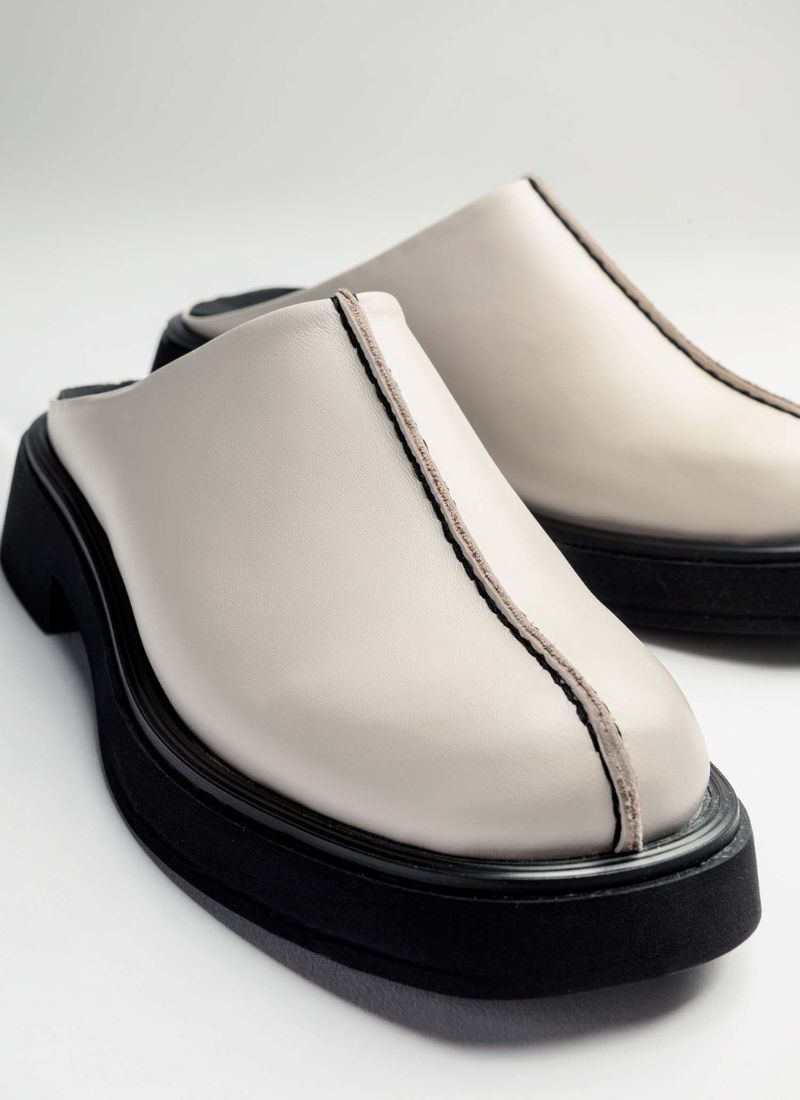 Schlicht schöner Unisexclog in cremeweiß mit Mittelnaht