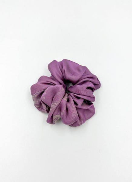 Produktfoto eines violetten Scrunchies mit gräulichem, chinesischem Muster. Das edle Accessoire für die Haare wurde aus reiner Seide gefertigt.