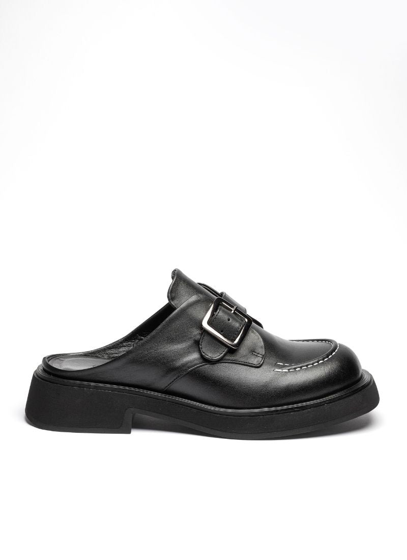 Modischer Unisex Clog aus schwarzem Leder. Die deutlichen Merkmale des Schuhs sind die leichte Plateausohle aus EVA-Material, die weiße Naht auf der Schuhfront sowie die silberfarbene Monk-Schnalle.