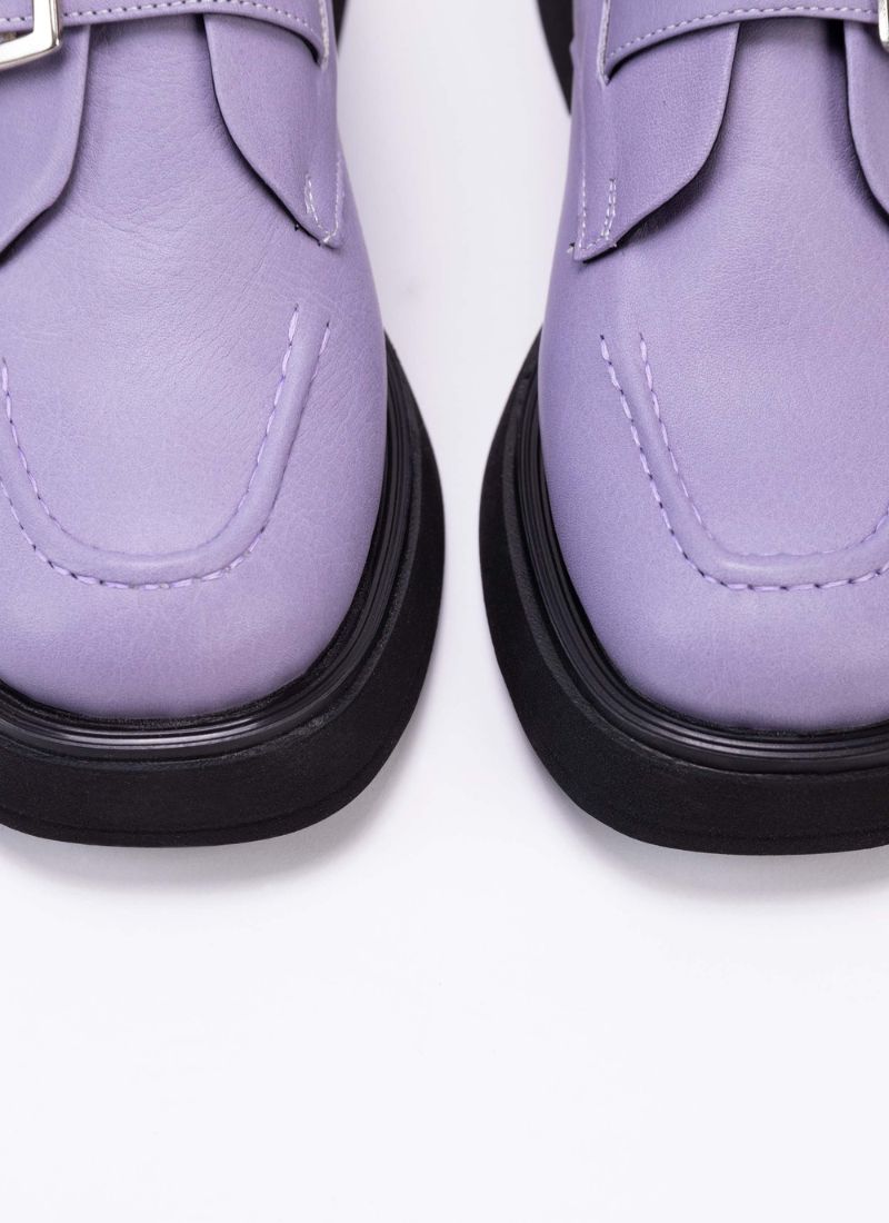 Detailaufnahme eines besonderen Halbschuhmodells aus Leder in der Farbe Lavedel. Der Fokus liegt auf der prägnanten Wulstnaht mit farblich passendem Garn. Außerdem gut zu sehen ist die Front der schwarzen Laufsohle, die leicht erhöht ist.