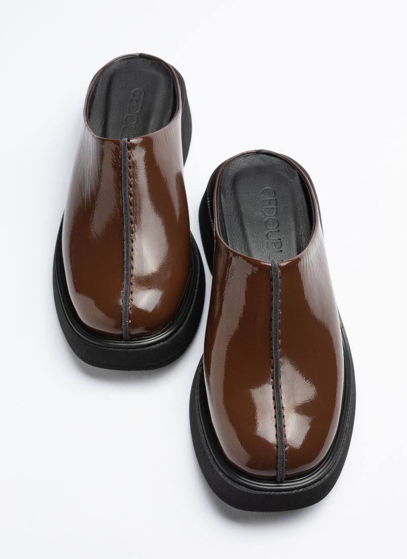 Moderner Unisex-Clog mit Mittelnaht in edlem, dunkelbraunen Knautschlackleder