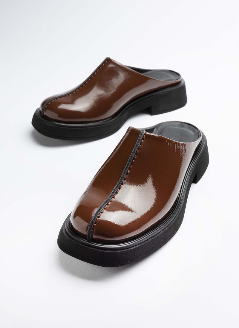 Edler Unisex-Clog in dunkelbraun aus hochwertigem Knautschlackleder