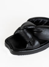 Load image into Gallery viewer, Detailfoto einer Sandale aus weich gepolstertem Leder in schwarz mit einem großen Knotendetail, welches den Fuß umschließt. Der komplette Schuh ist mit schwarzem Glattleder bezogen.
