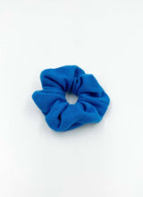 Lade das Bild in den Galerie-Viewer, Leuchtend blaues Scrunchie aus reinem, kuscheligem Kaschmirgarn. 
